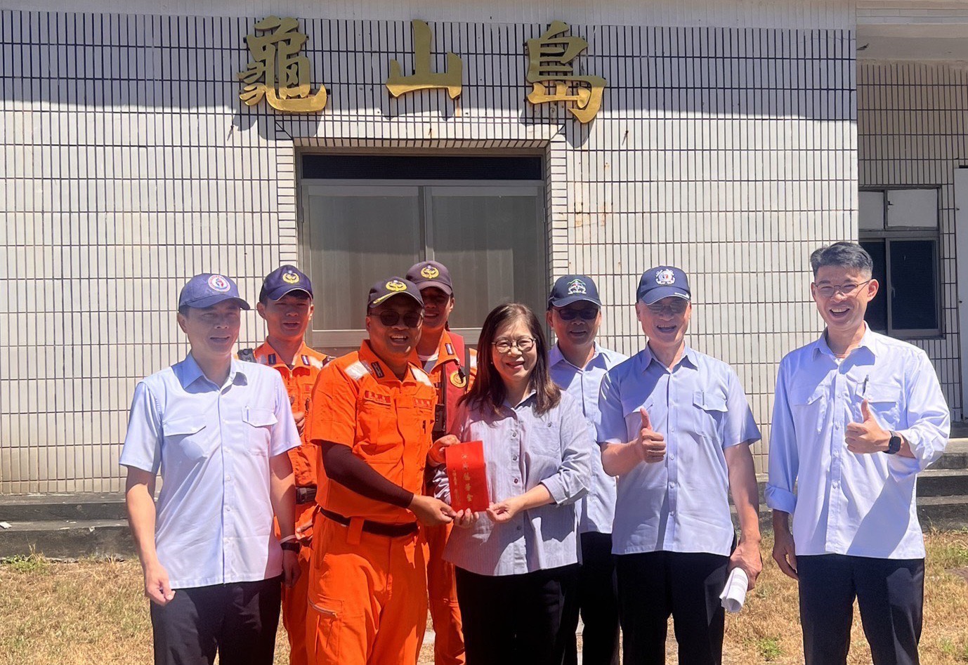 九三軍人節海委會管主委慰勉宜蘭海巡辛勞 蘇澳漁會敬軍致贈鯖魚罐頭表心意