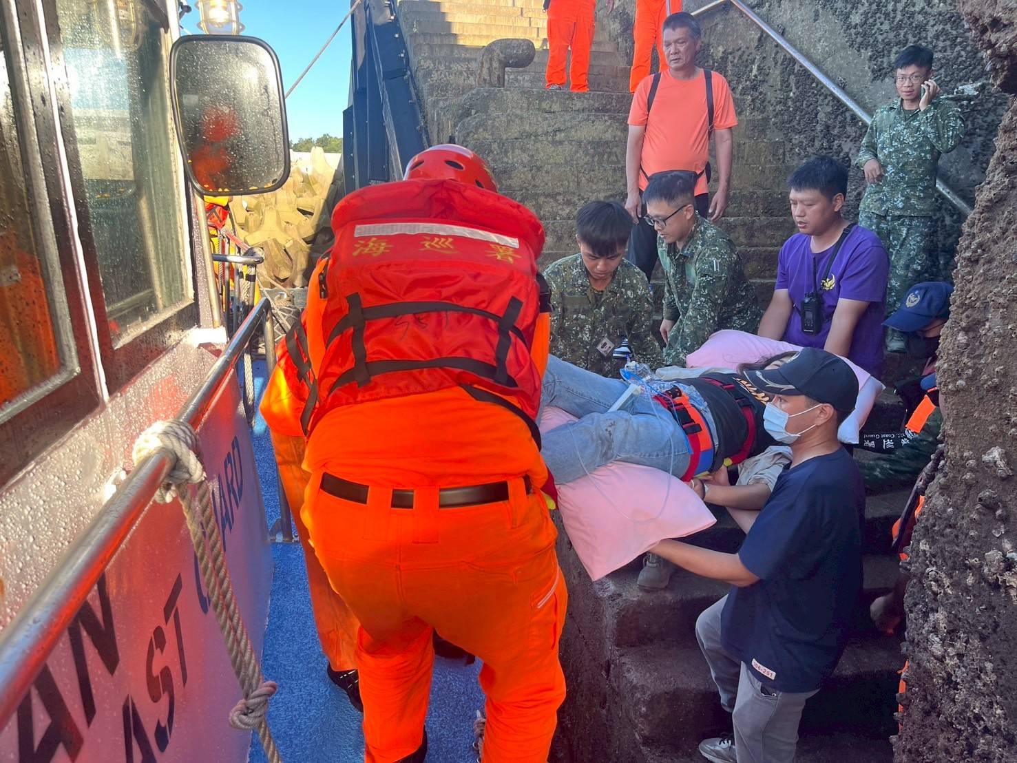 東莒鄉親車禍重創 海巡快艇即刻馳援