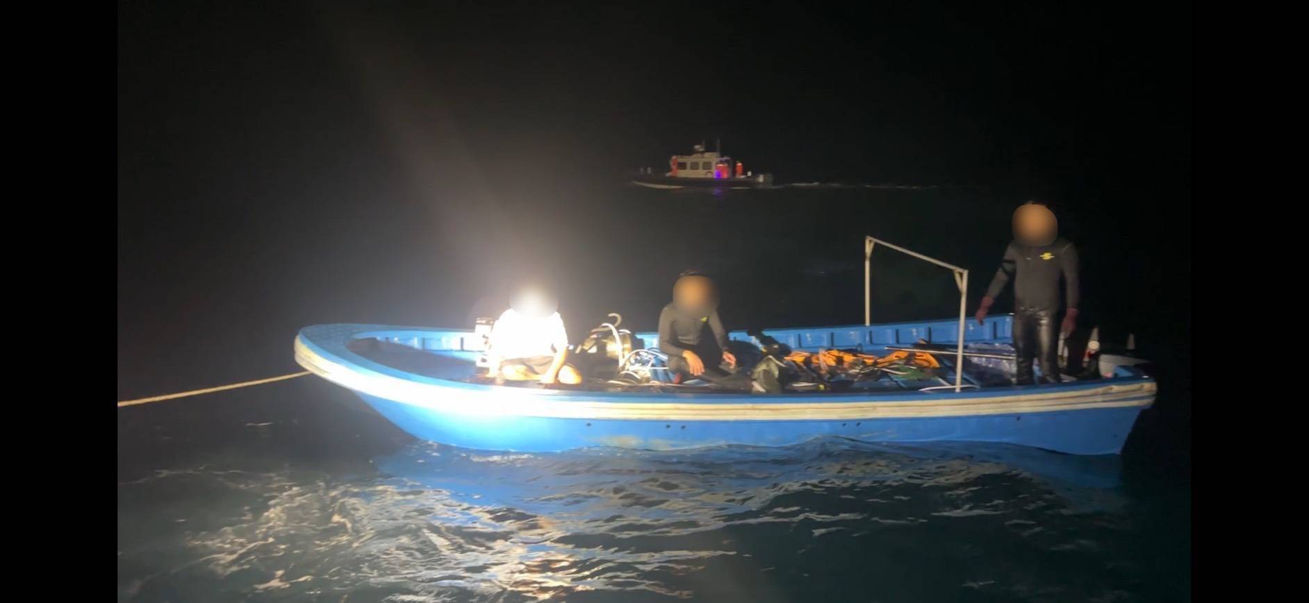 中國海警、漁船接連侵擾東沙海域  海巡署嚴正執法登檢扣留1艘小舟