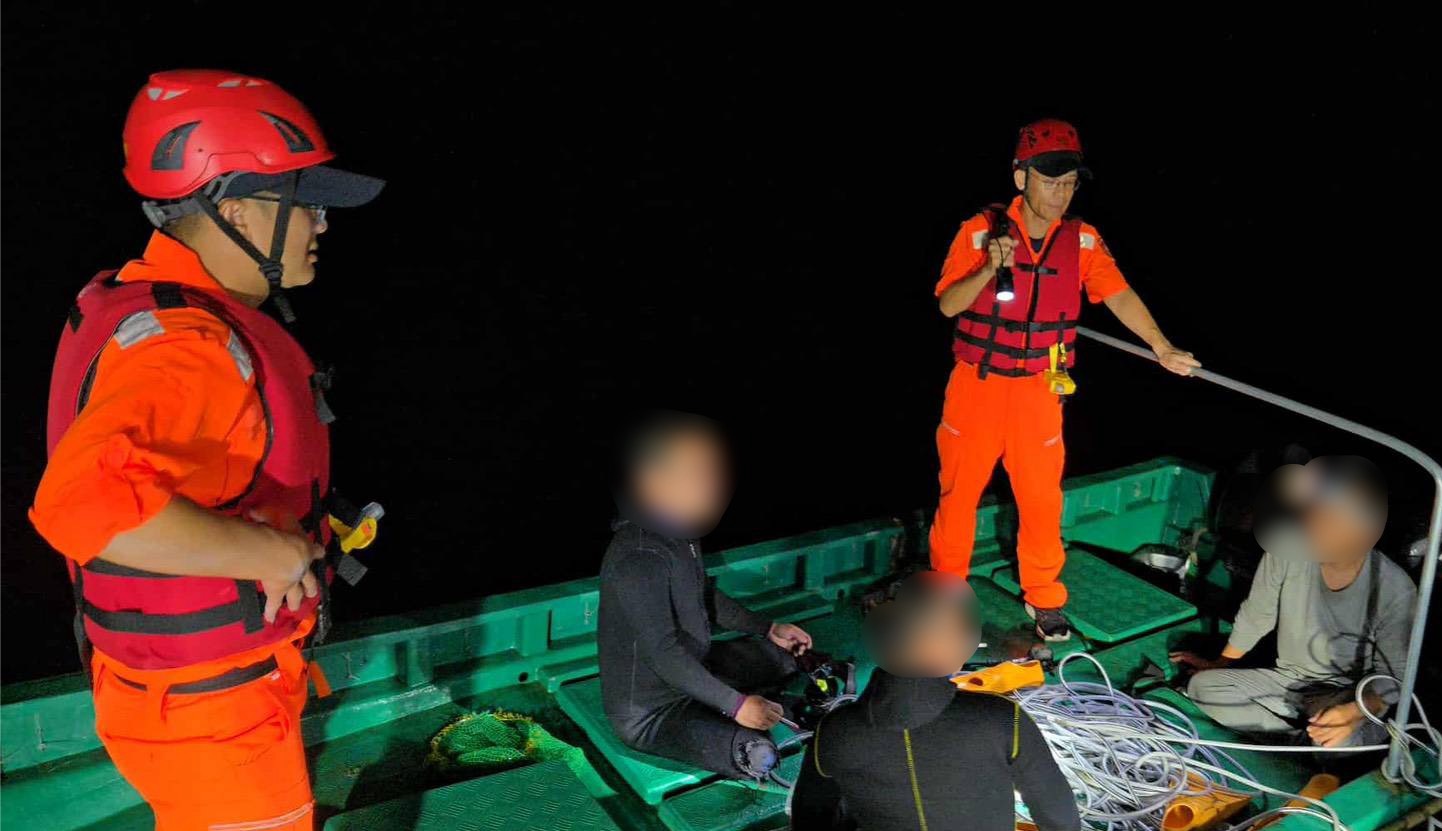 陸船趁夜越界東沙水域施放小舟  海巡艦艇合圍登檢扣留1艘小舟