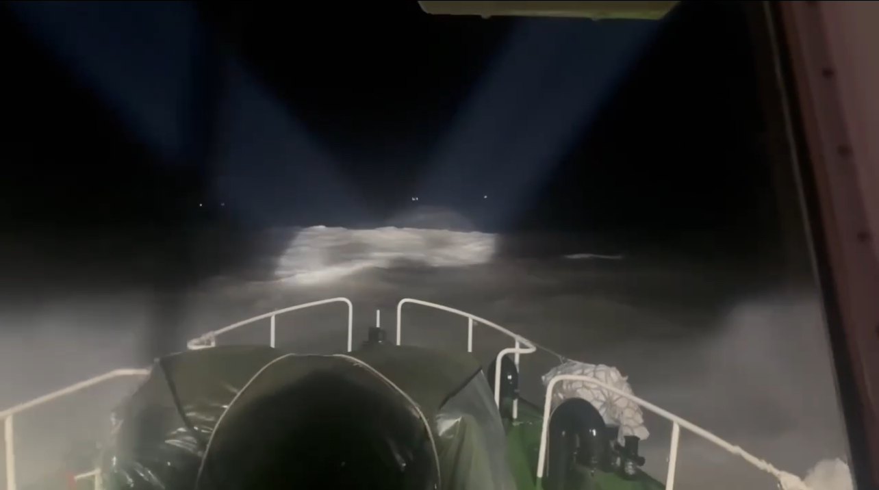 夜襲！陸船越界玩命搶撈 風急浪高海巡摸黑逆浪出擊