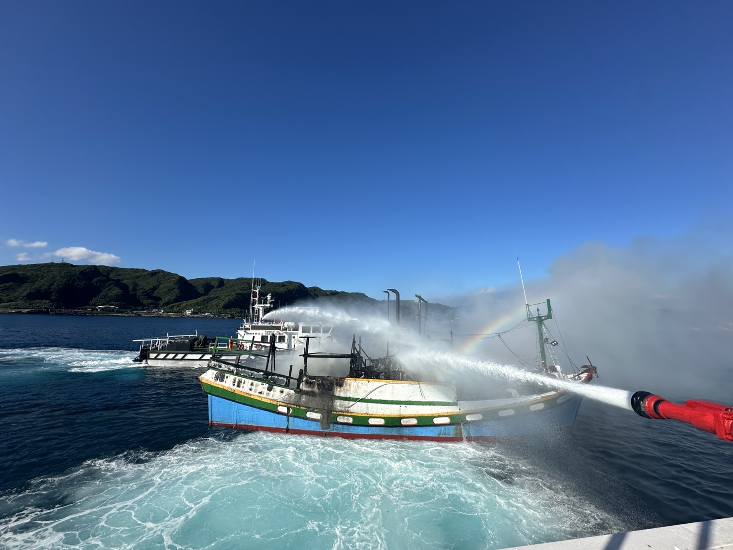 基隆外木山漁船起火　海巡馳援7人獲救均安