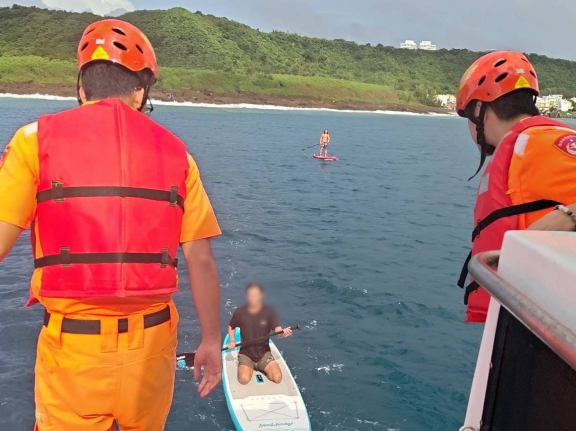 萬里桐外海驚險！海巡火速救起2名潛客與SUP遊客