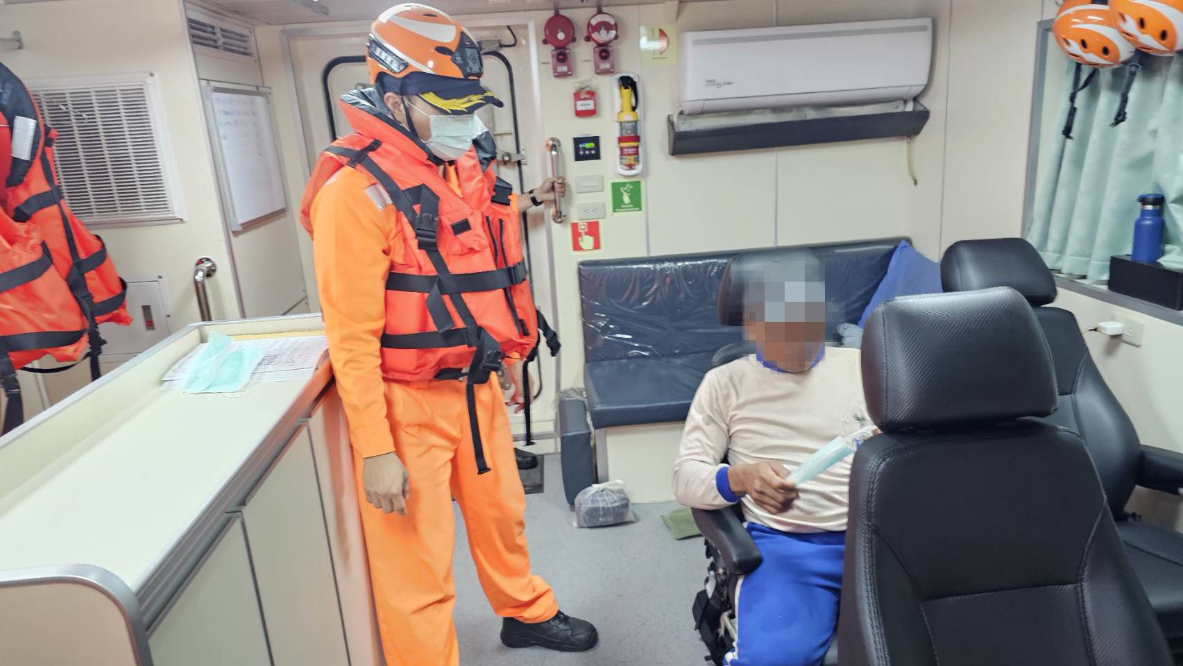 漁工外海作業手指遭魚鉤穿刺傷　臺南海巡即刻救援