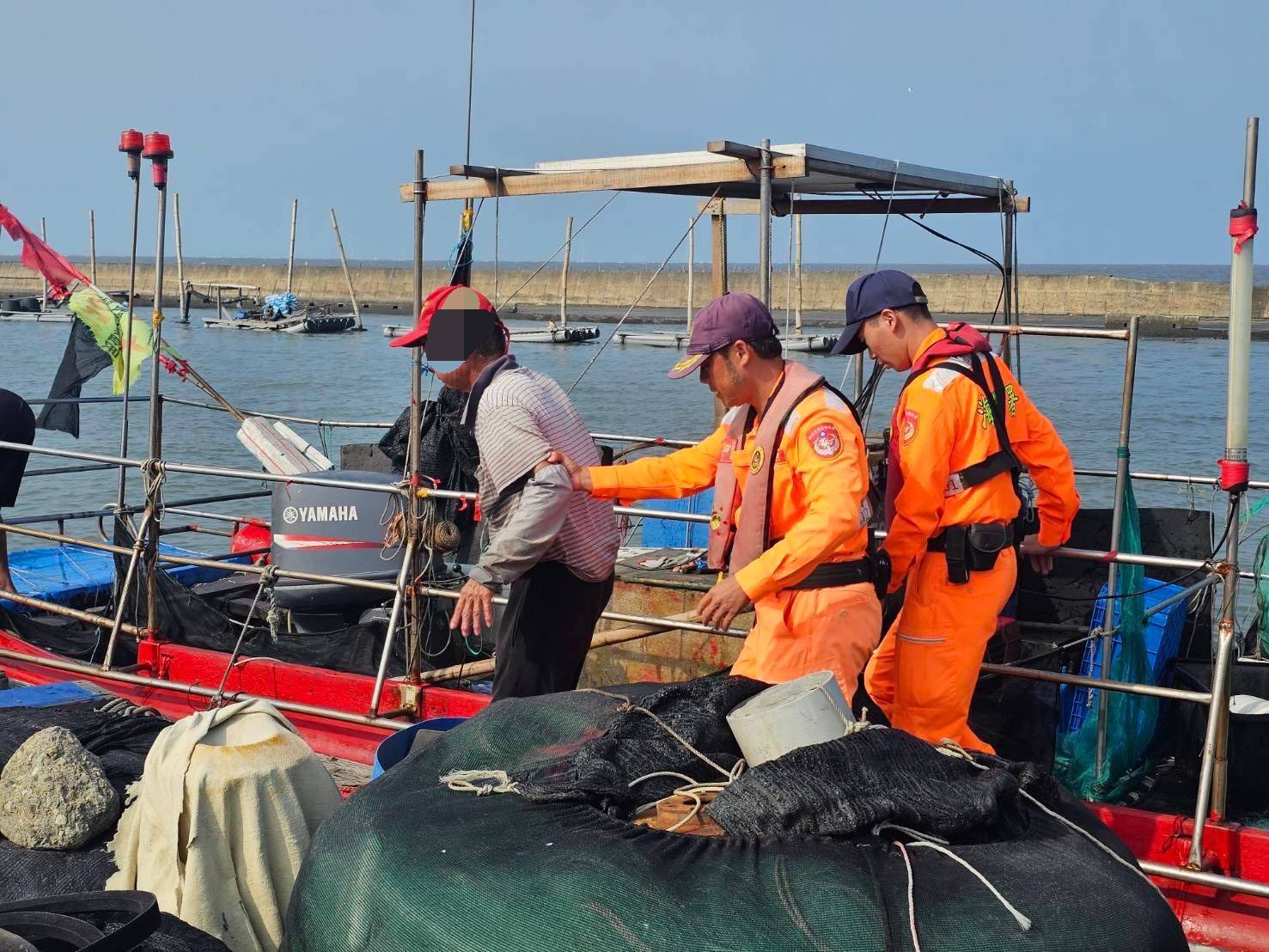 海巡守望哨主動發現漁船翻覆並通報友好漁民共同迅速救援