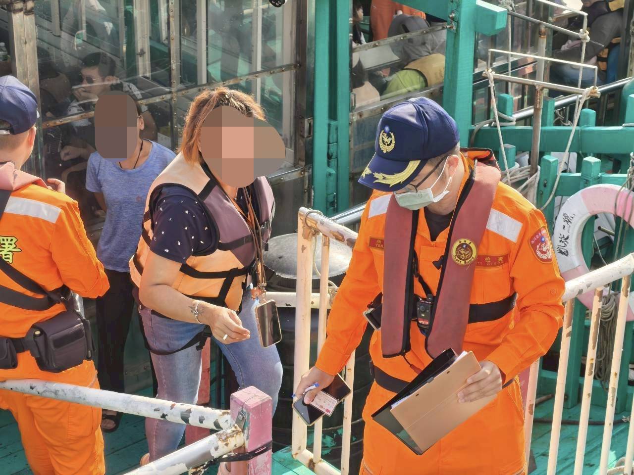 海巡出港查驗比對揭露通緝身分 東石安檢所假日精準攔查