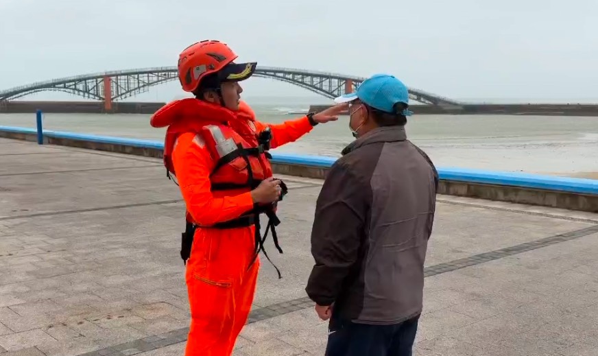 澎湖縣發布鳳凰颱風禁制令　第七岸巡隊海巡人員清晨展開防颱勸離與巡查行動