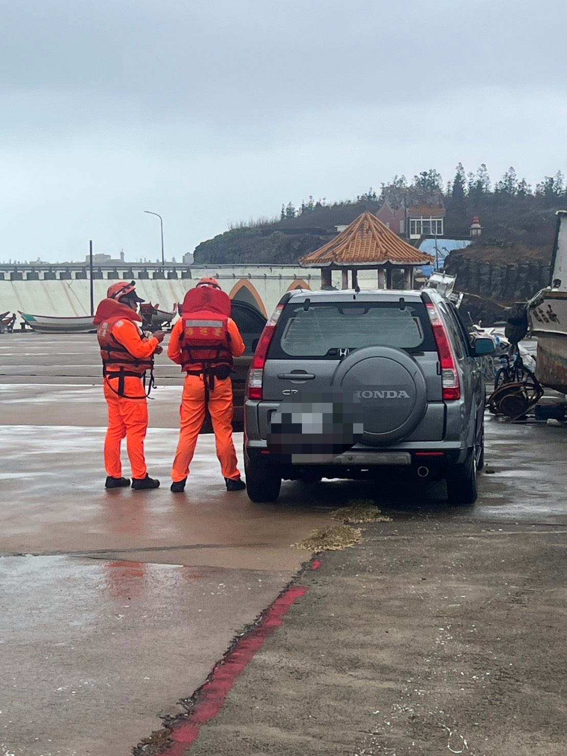 鳳凰颱風禁制令生效　民眾違規港區垂釣遭岸巡取締