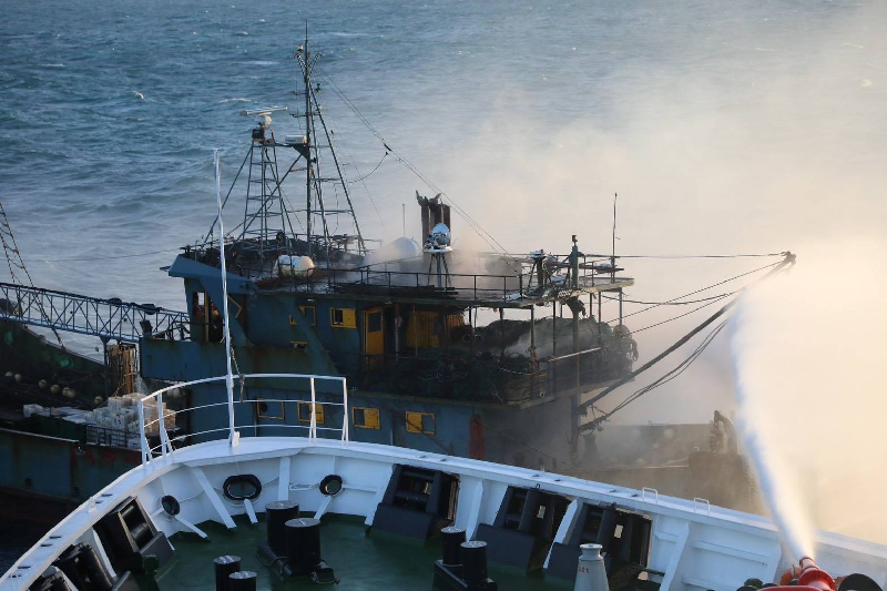 中國聯合戰備警巡持續進行中　海巡秉持人道全力救援陸船失火