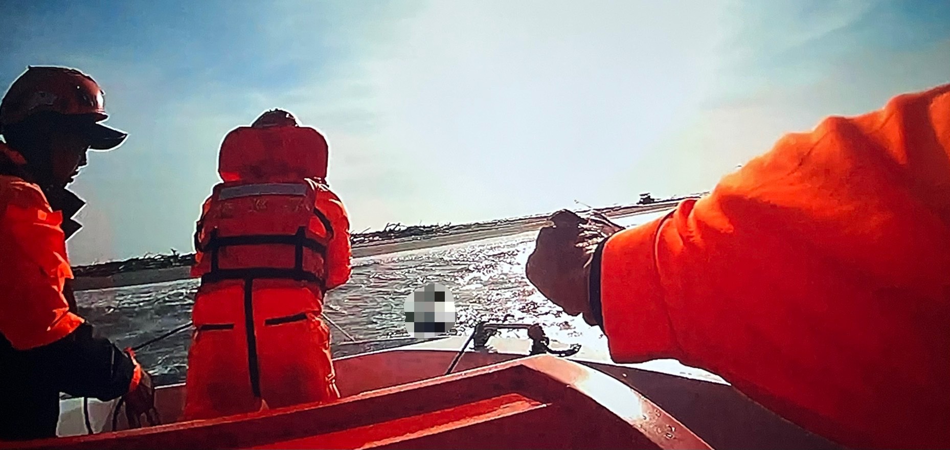 「東石海域漁船擱淺　海巡迅速出動成功救援」