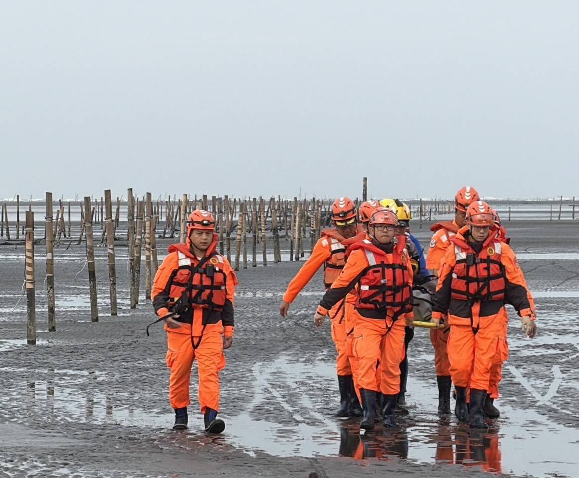 彰化海尾蚵道民眾落海 海巡空勤消防聯合搜救