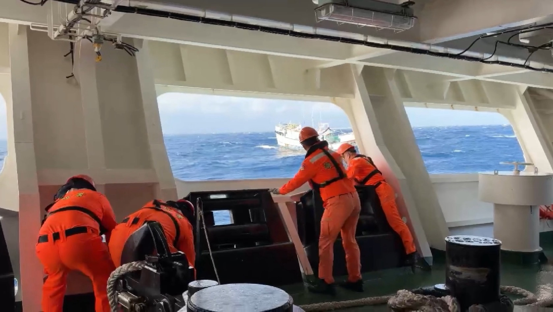 屏東琉球籍漁船百浬外失去動力 海巡雲林艦驚濤駭浪下五天四夜救援返台