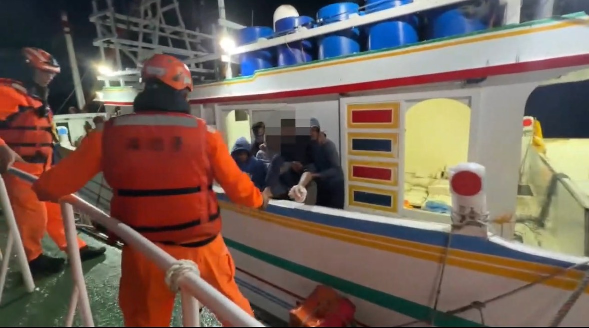 移工海上作業腳指斷裂 澎湖海巡緊急後送就醫
