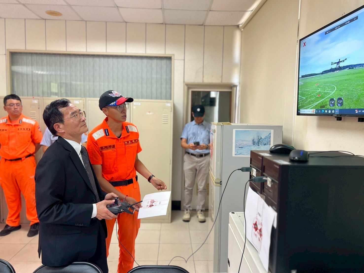 海巡首長以身作則！張忠龍署長、許靜芝副署長考取無人機證照  貫徹「人人皆飛手」政策