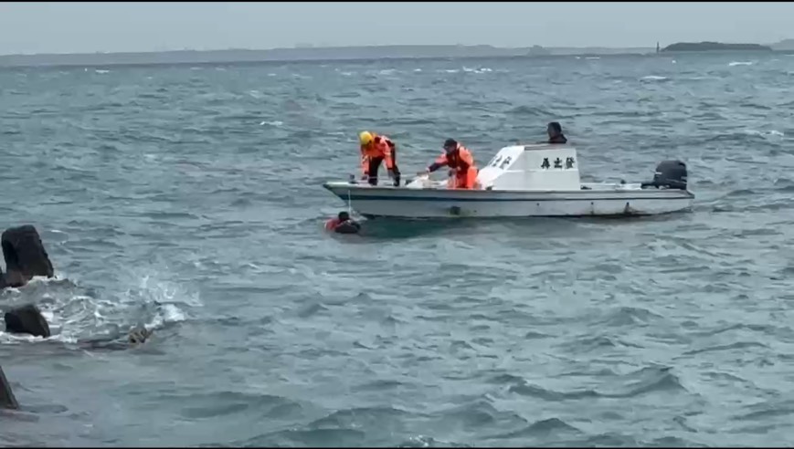 鳥嶼港休閒漁船擱淺　海巡即時通報協調友船展開海上搜救