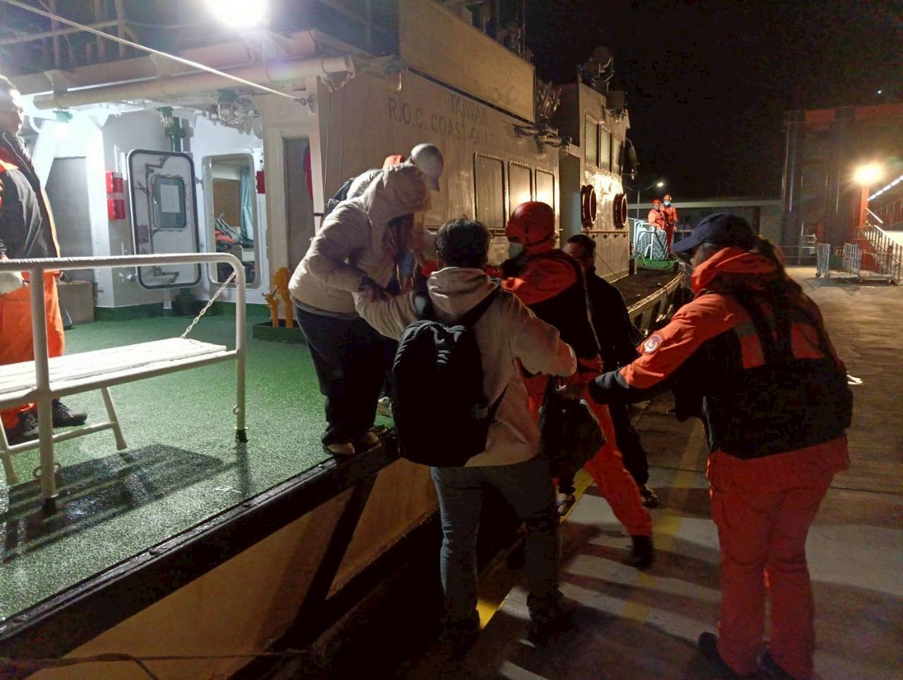 馬祖北竿遊客腹痛  海巡寒夜緊急救助