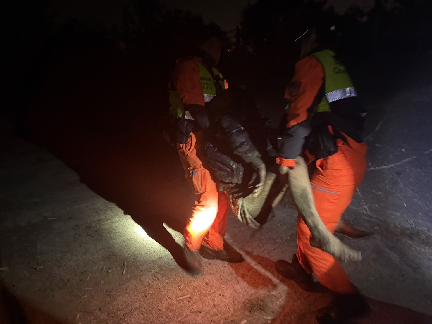 鹽水溪畔民眾浮沉　海巡緊急下水救援