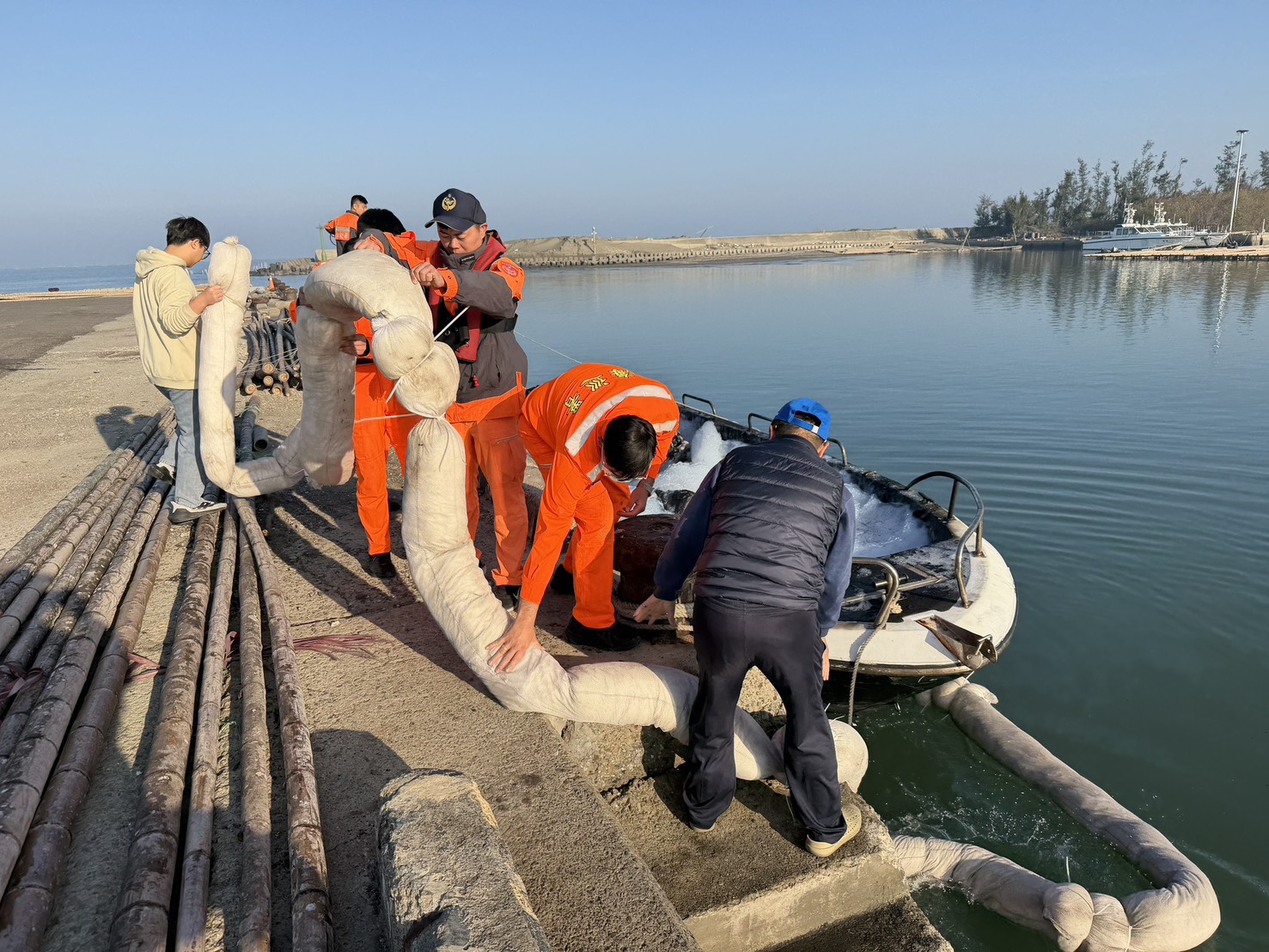 「布袋漁港火勢急 海巡機警化險機」