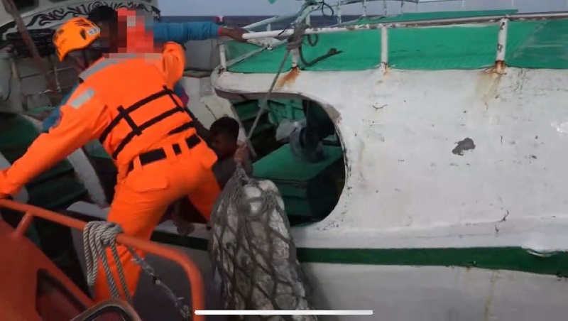 大年初一我遠洋漁船印籍船工昏迷 海巡五百浬惡浪馳援接力後送就醫