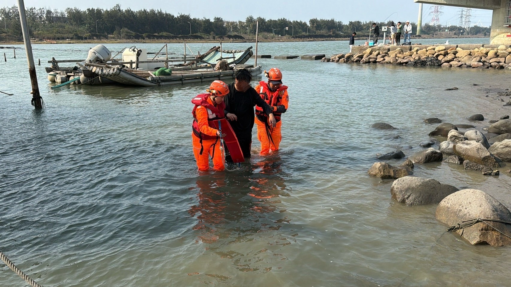 初四不出事！民眾釣魚不慎落海  海巡馳援成功救起