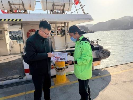 偵防分署115年1月12日連江查緝隊於南竿地區福澳港運用漁民聯訪時機實施預防犯罪宣導。