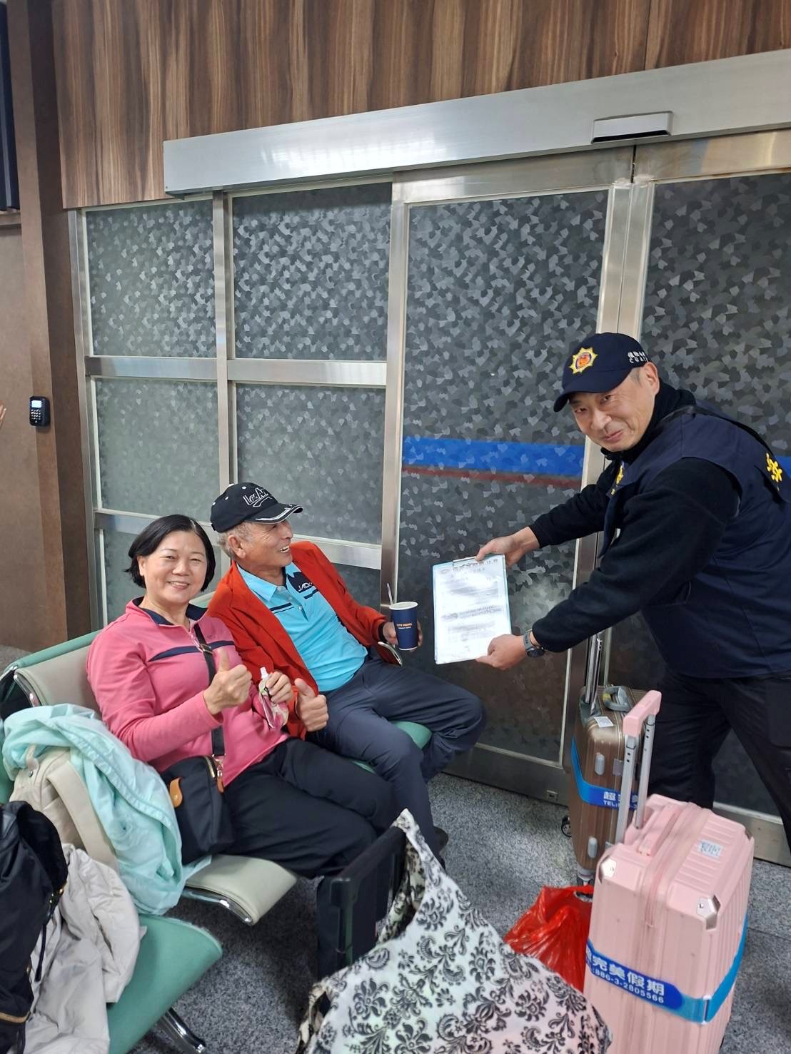 偵防分署金門查緝隊於2月5日至金門縣尚義機場實施海巡服務專線118及預防犯罪宣導