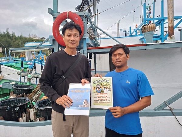 偵防分署臺東查緝隊於2月5日至臺東縣長濱漁港運用漁民聯訪時機實施預防犯罪宣導