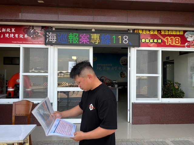 偵防分署鳳山查緝隊於2月11日至鹽埔安檢所運用跑馬燈海實施預防犯罪宣導