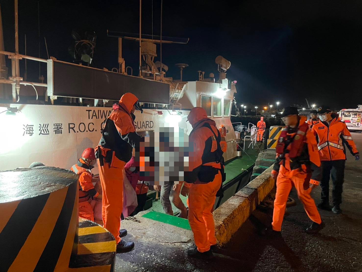 將軍民眾意外摔傷致頭部外傷 澎湖海巡不畏風浪急赴後送病患