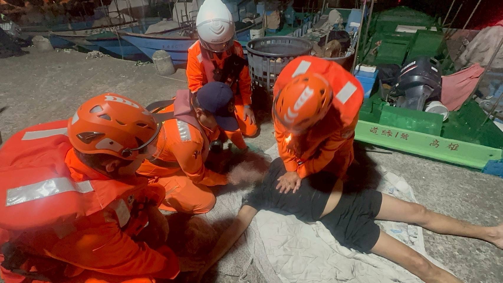 蚵子寮夜落水驚魂　海巡火速前往救援