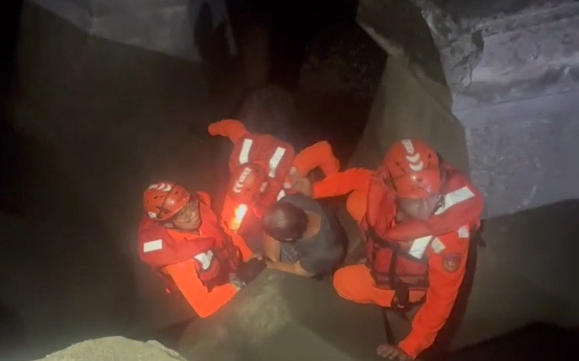 民眾受困消波塊險象環生  海巡署迅速救援搶救成功