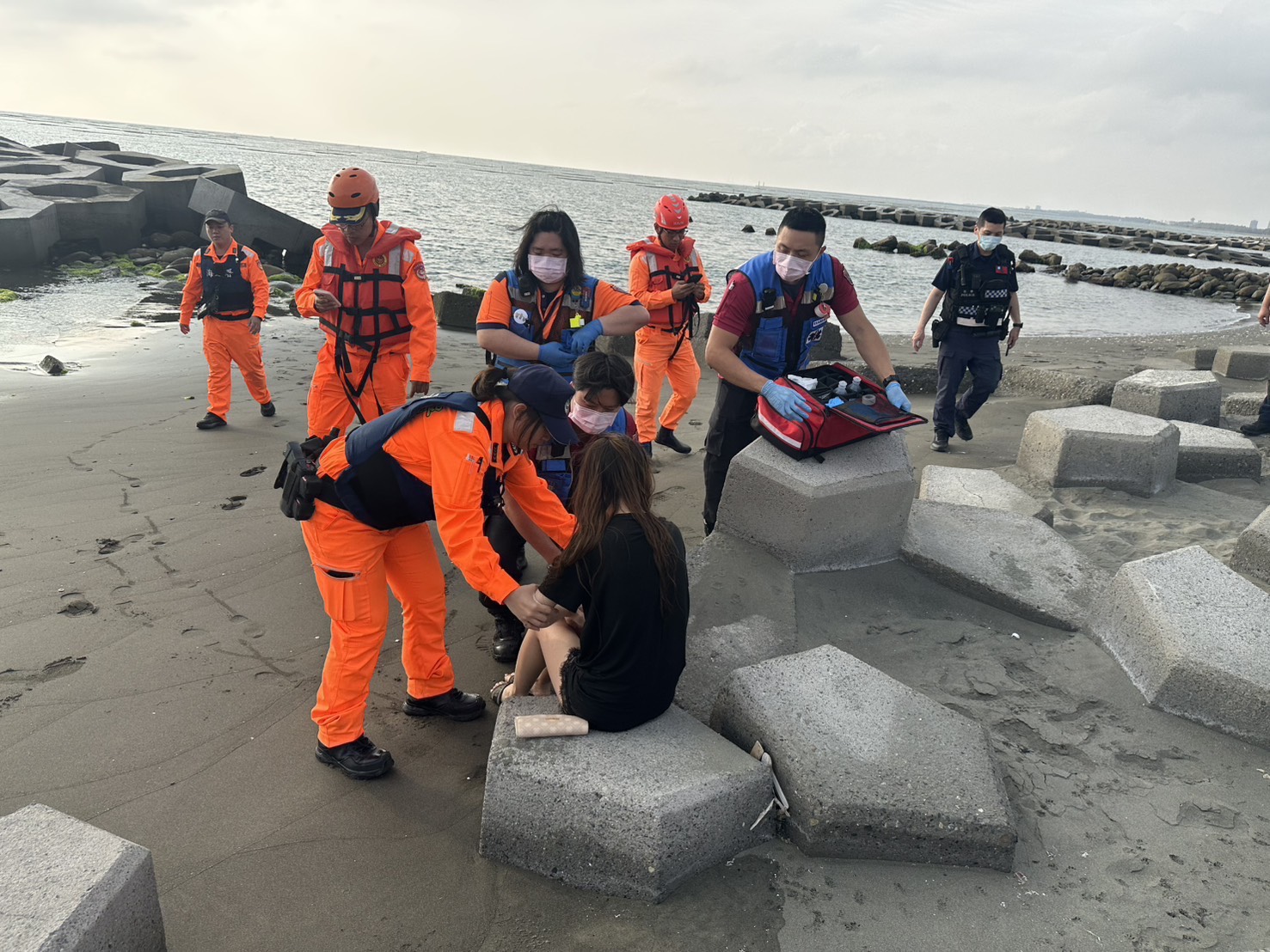 親水公園民眾落海   海巡署馳赴現場搜救