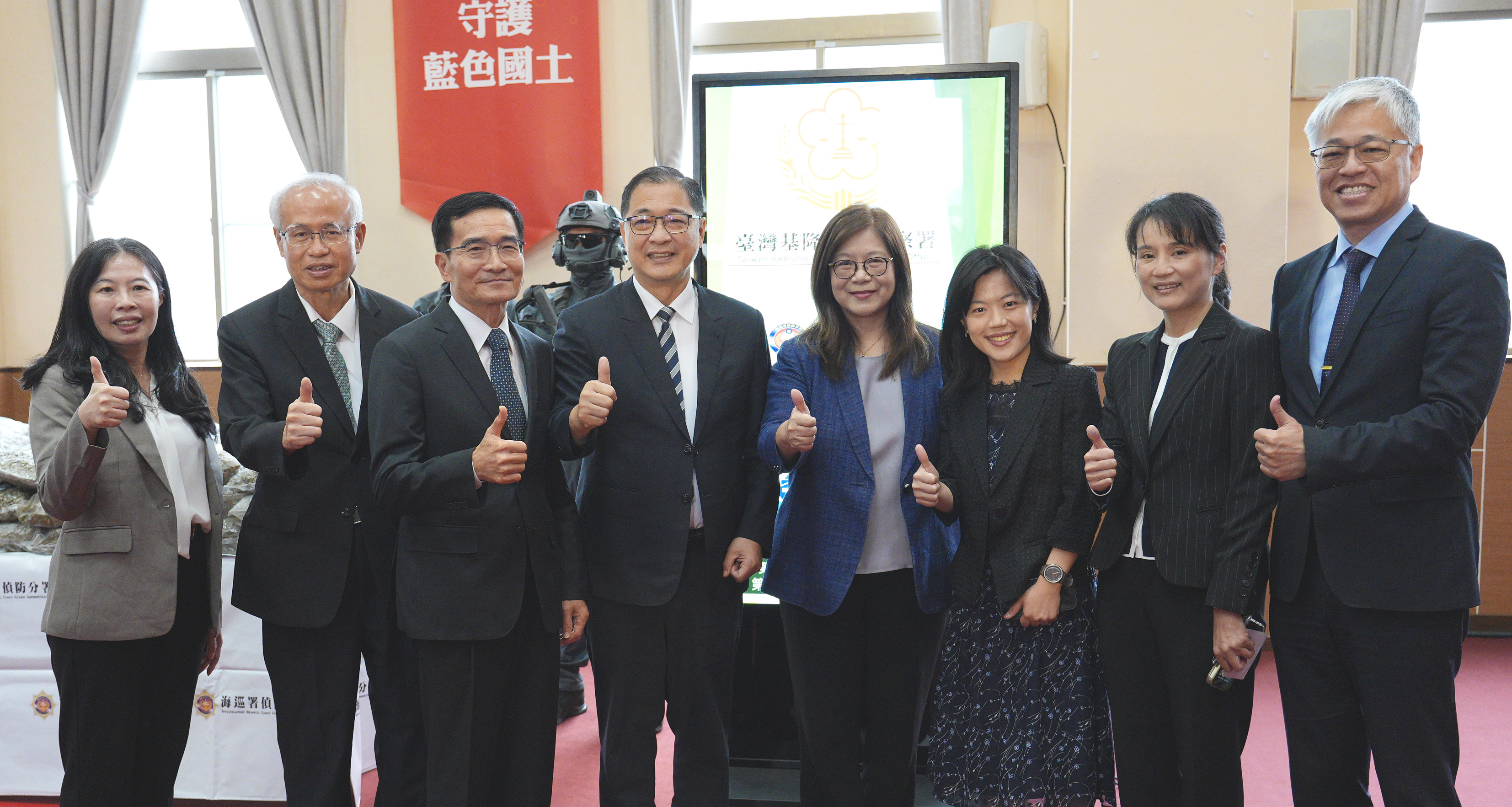 海巡循線攔檢可疑貨輪  查獲大麻花300多公斤