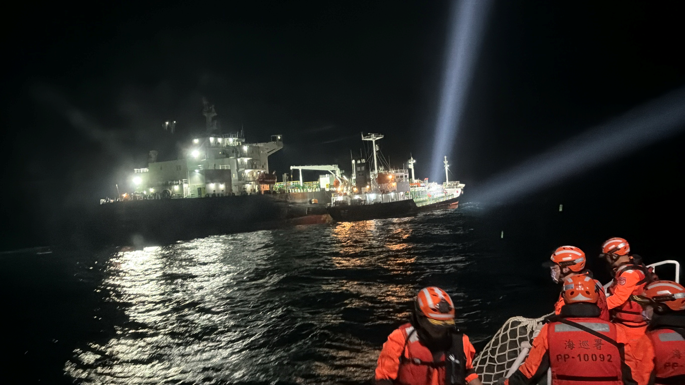 深夜直擊！外籍船舶海上非法駁油　海巡強勢攔查登檢蒐證