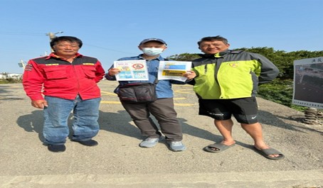 偵防分署臺中查緝隊於3月19日在臺中市梧棲漁港運用漁民聯訪時機實施預防犯罪宣導。