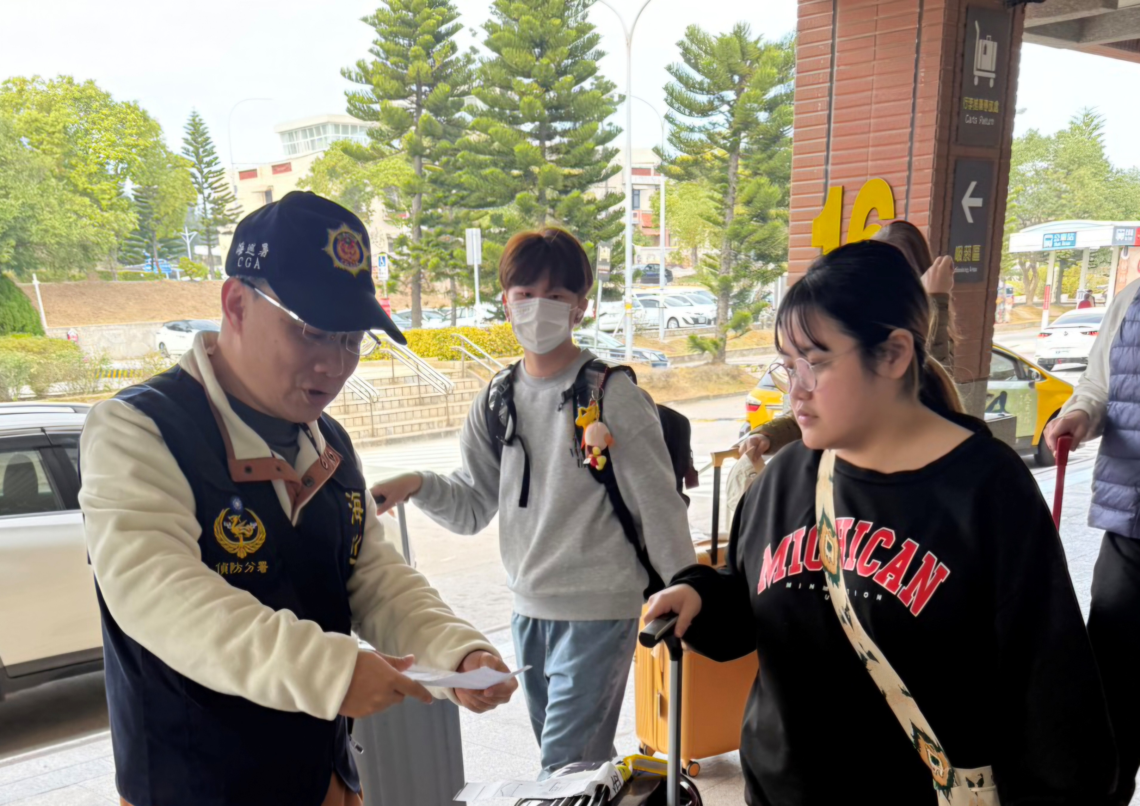 偵防分署金門查緝隊於3月28日在金門縣尚義機場實施預防犯罪宣導。