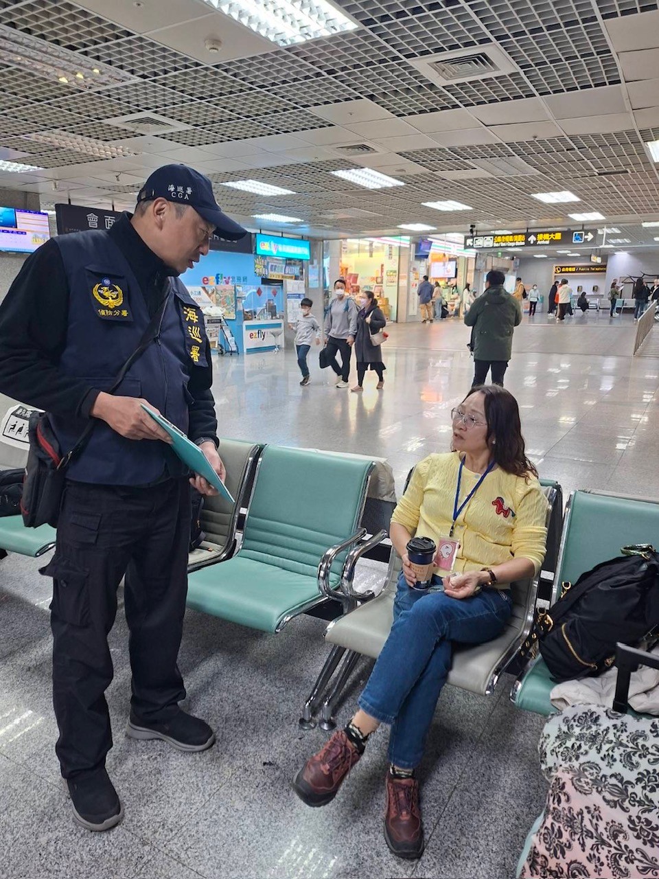 偵防分署金門查緝隊於3月28日在金門縣尚義機場實施預防犯罪宣導。