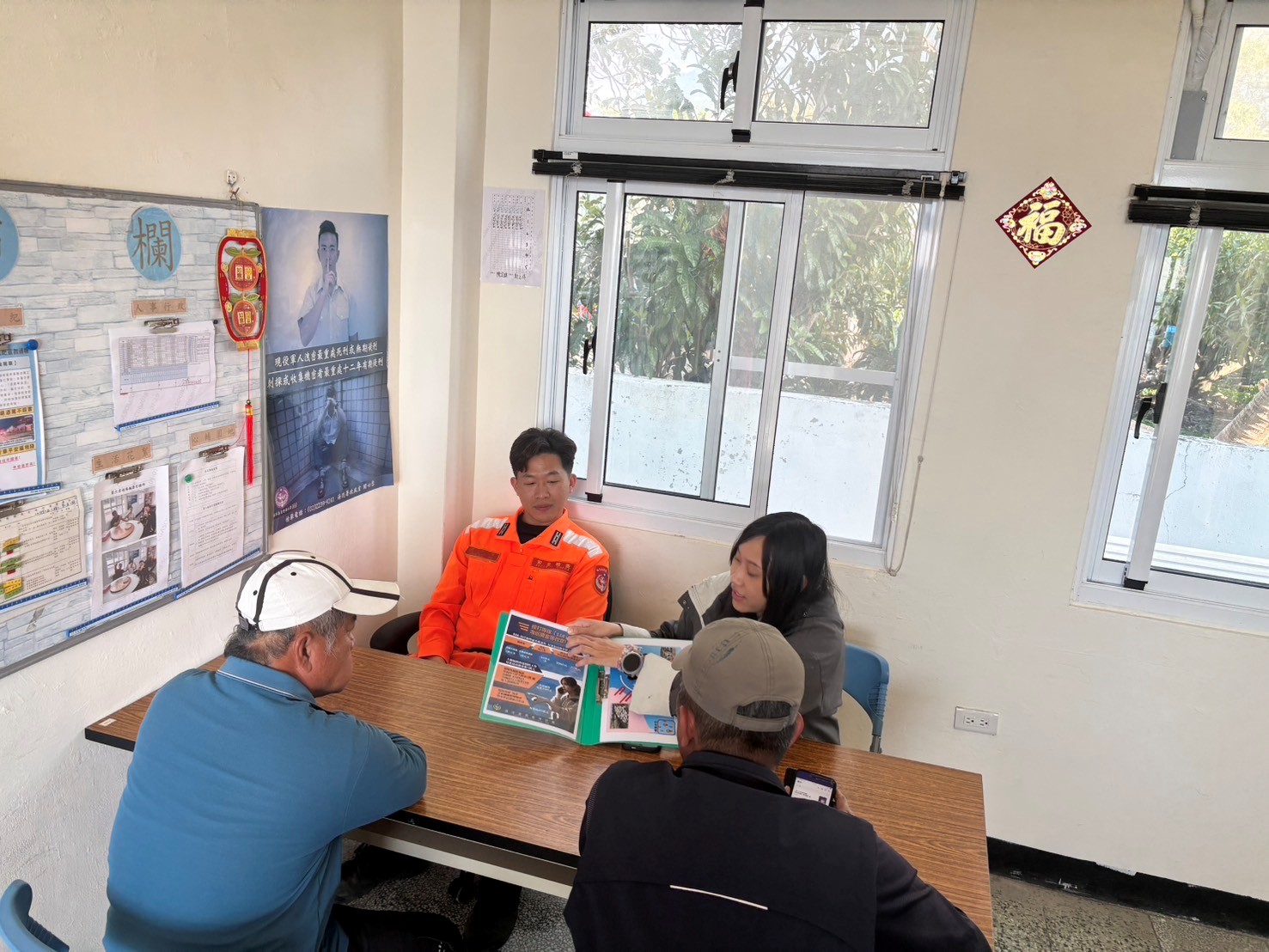 偵防分署屏東查緝隊於3月6日在楓港漁港實施海巡服務專線118及預防犯罪宣導。