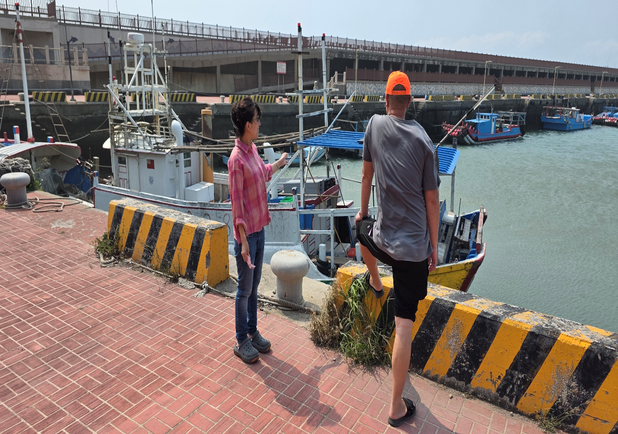 偵防分署苗栗查緝隊於3月30日在苑港漁港運用漁民聯訪時機實施預防犯罪宣導。