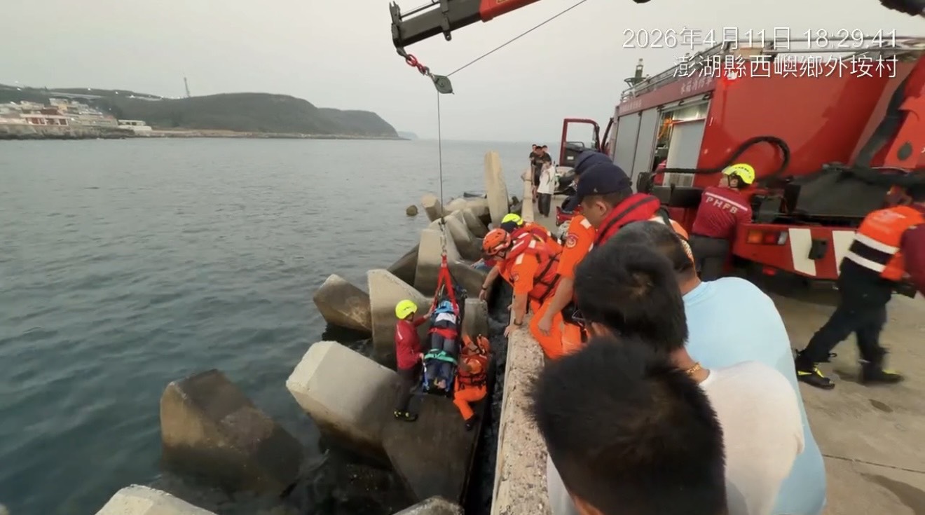 澎湖釣客失足受困消波塊 海巡消防聯手迅速馳援