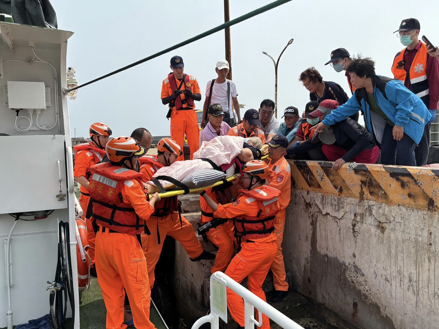 七美民眾左腳意外骨折 澎湖海巡急赴後送病患