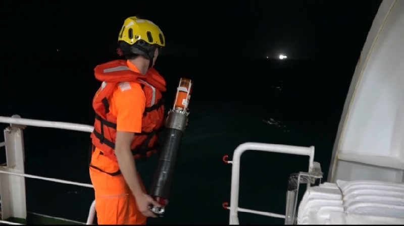 桃園艦深夜趕赴百浬外事故現場 不棄生機全力搜尋失聯船長