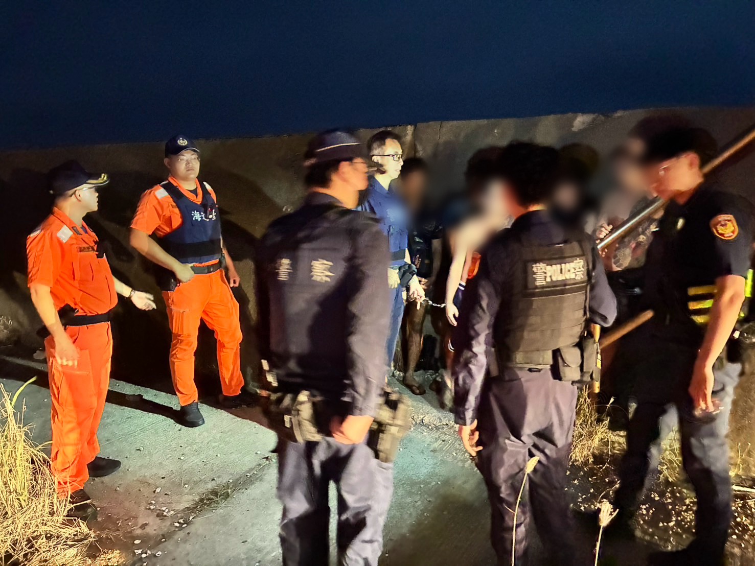 深夜蚵田外勞盜採 海巡火速圍捕全數落網