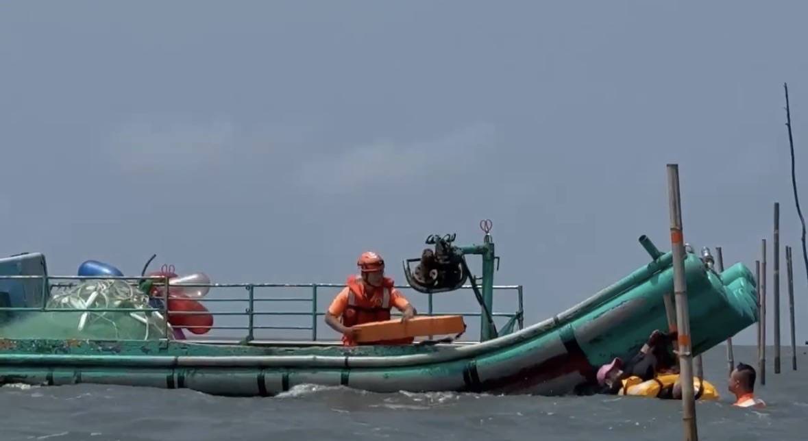 芳苑2人漲潮受困海中　海巡公私協力成功救回