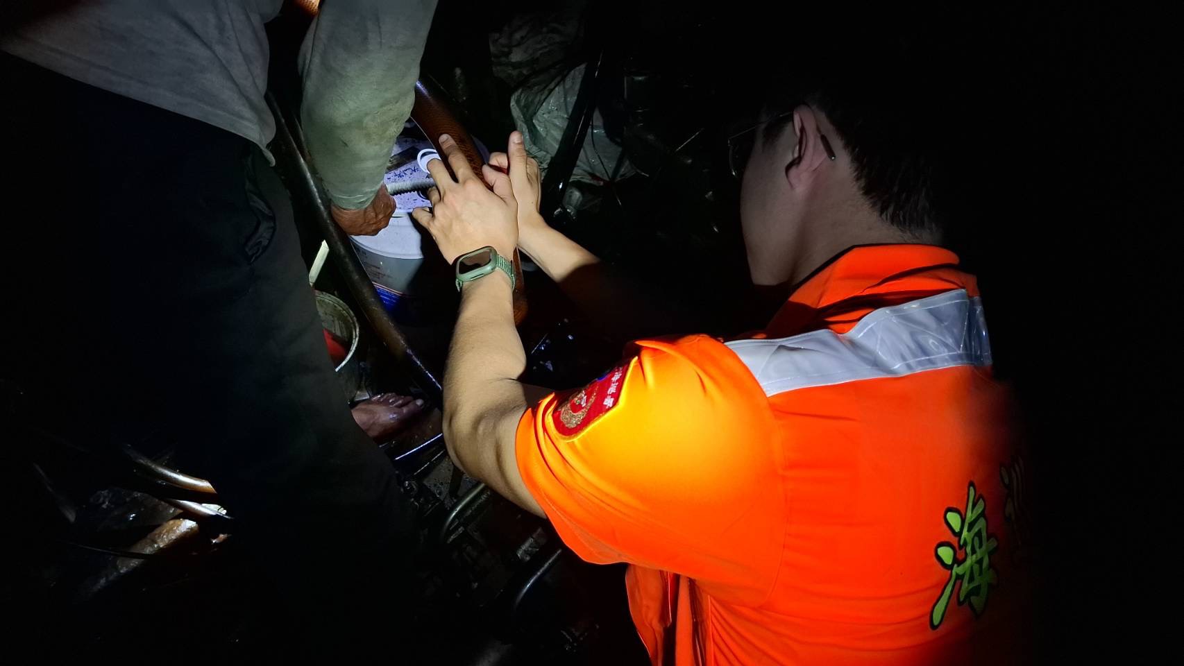 漁船主機冒煙失動力！澎湖海巡化身「海上黑手」抽換滑油即時救援