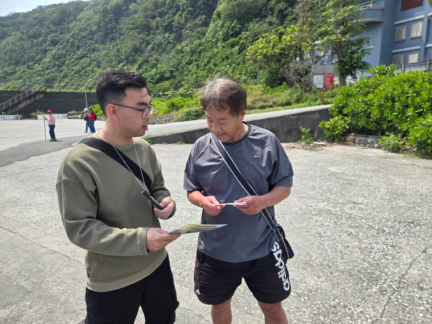 偵防分署4月8日宜蘭查緝隊於朝陽漁港運用漁民聯訪時機實施預防犯罪宣導。