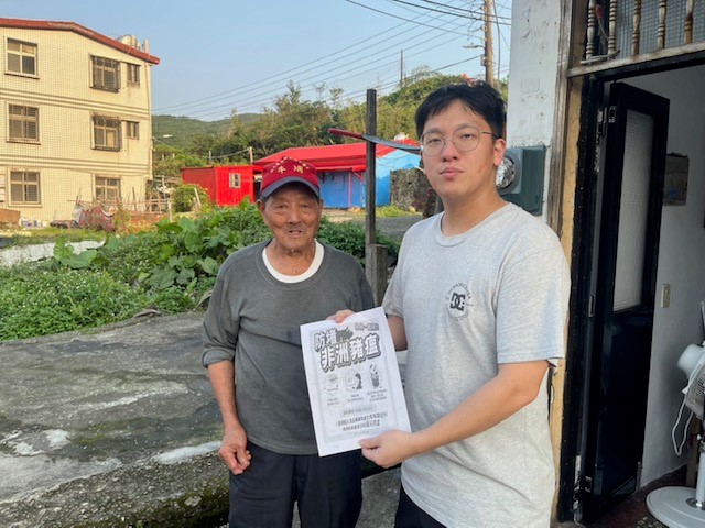 偵防分署4月10日臺北查緝隊於龍洞漁港運用漁民聯訪時機實施預防犯罪宣導。