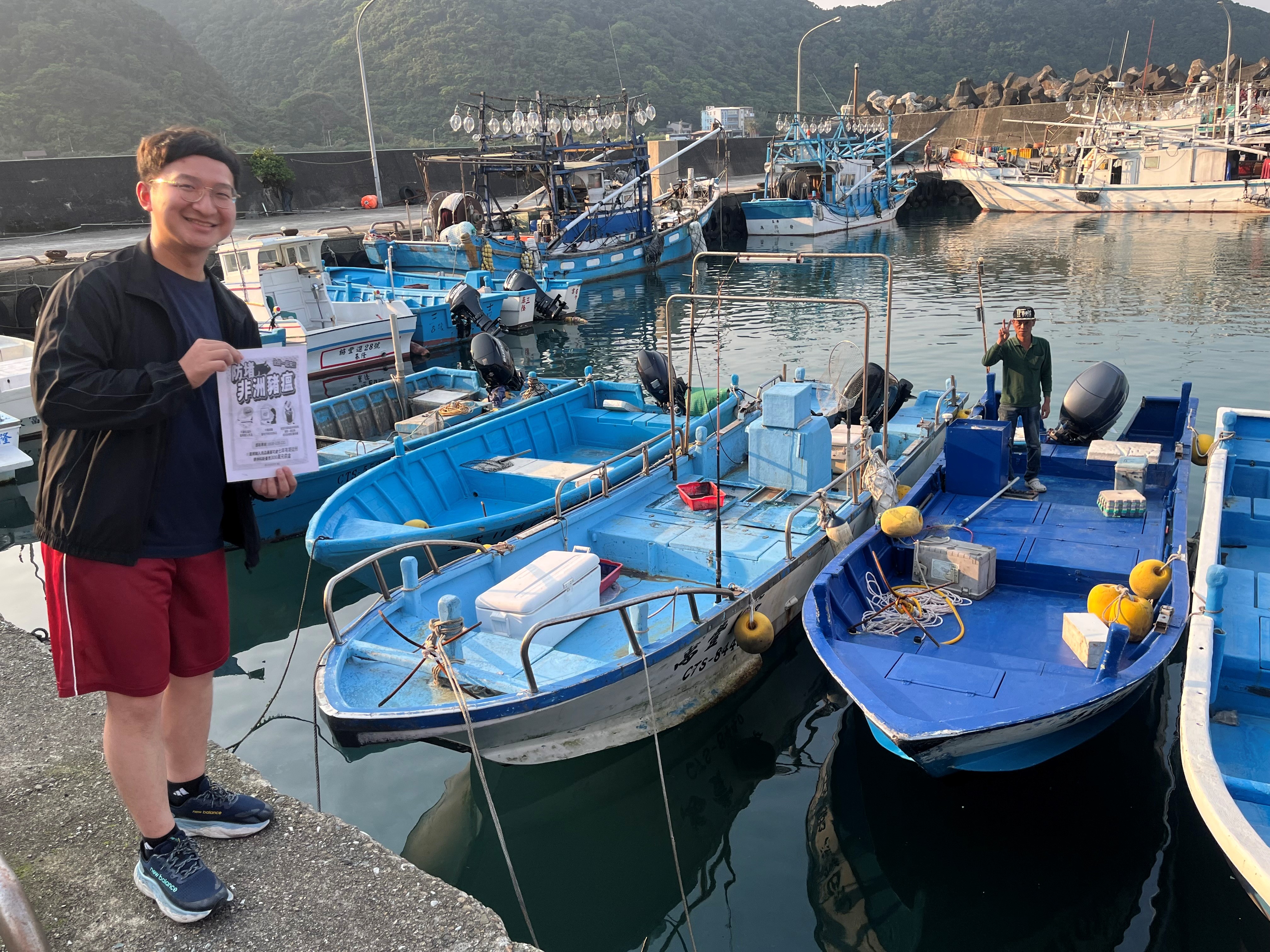 偵防分署4月11日臺北查緝隊於龍洞漁港實施海巡服務專線118及預防犯罪宣導。