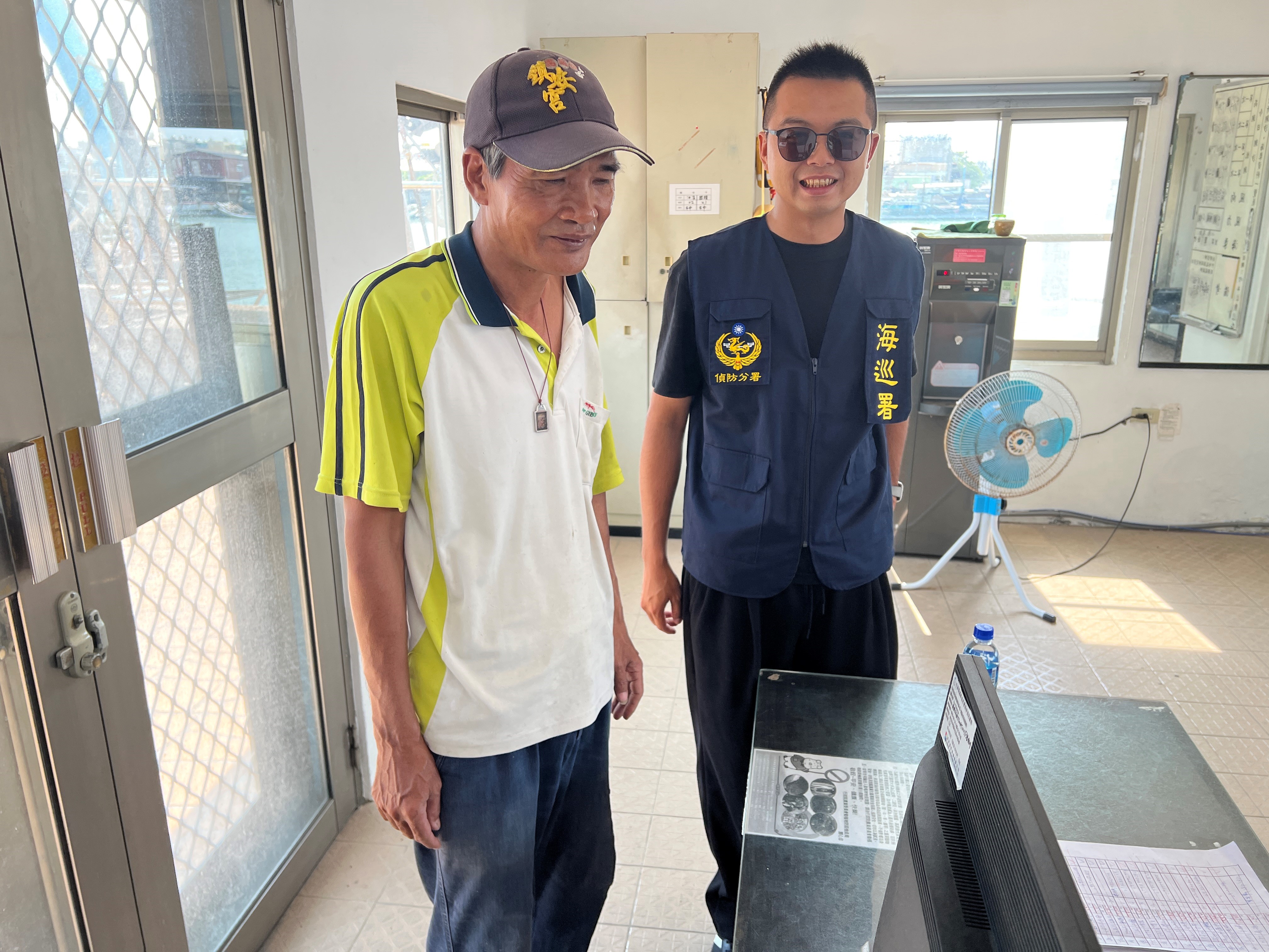 偵防分署4月14日嘉義查緝隊於布袋漁港運用漁民聯訪時機實施海巡服務專線118及預防犯罪宣導。