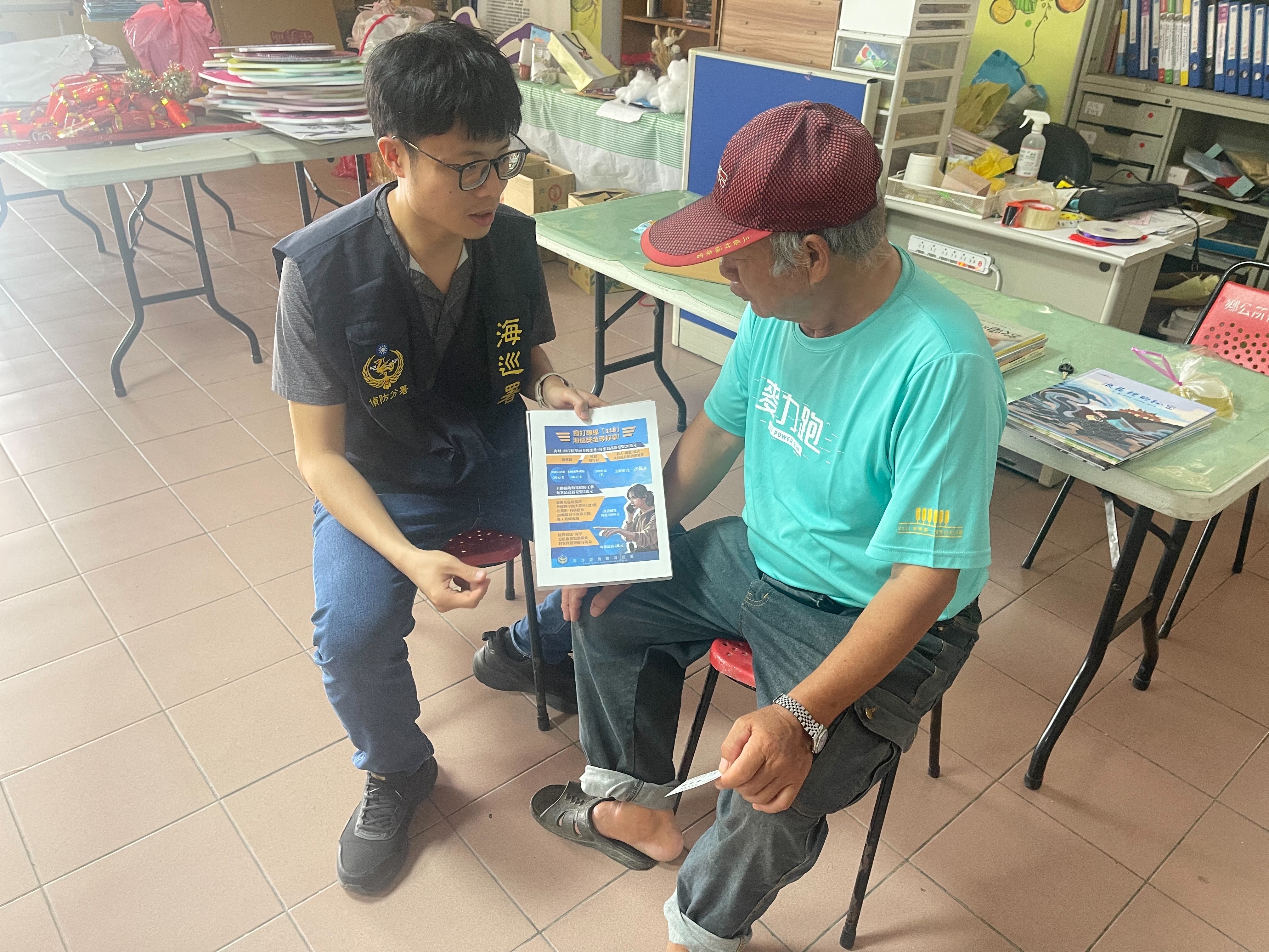 偵防分署4月22日雲林查緝隊於雲林麥寮鄉三盛村運用漁民聯訪時機實施預防犯罪宣導。